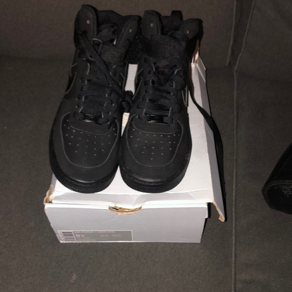 BNIB AIR FORCE 1 HIGH (GS) BLK W/ BLK SOLE 5Y🥊💣